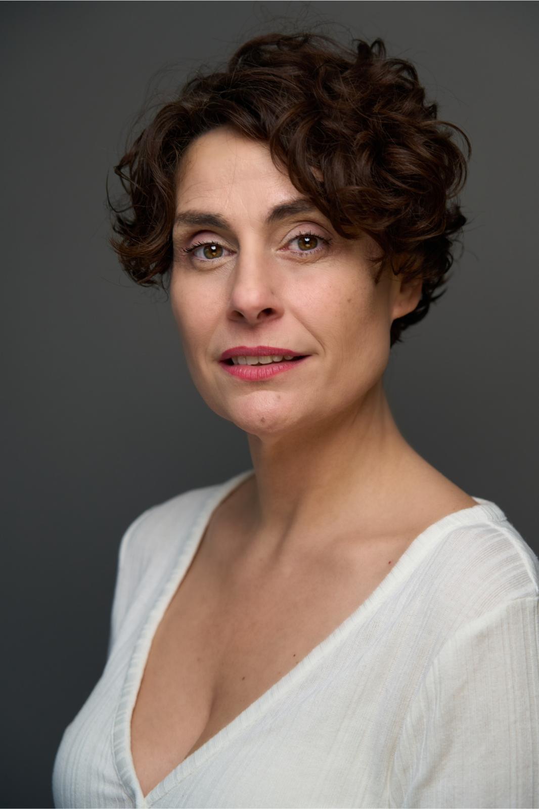 Retrato natural de casting de Begoña Álvarez con blusa blanca
